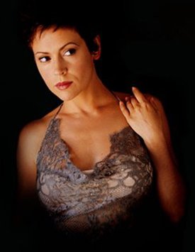 alyssamilano_s_charmed_s6pressphoto013.jpg