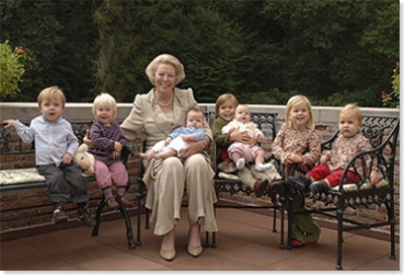 Beatrix20met20kleinkinderen_thumb5B75D.jpg